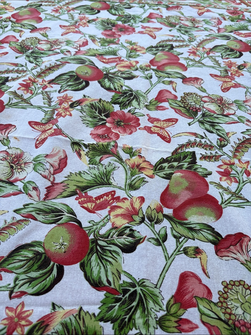 April Cornell Vintage Floral Apple 🍏 Print 🍎 Tablecloth in Red & Green